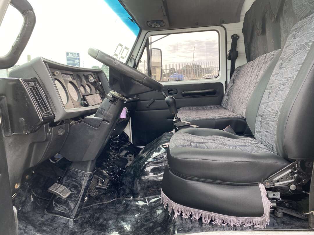 Caminhão VOLKSWAGEN VW 8100 Baú Furgão ANO 1998 de Oto Junior Caminhões no Paraná