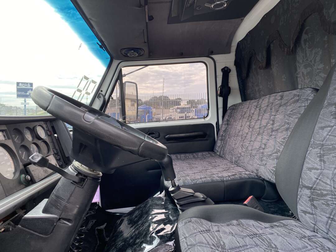 Caminhão VOLKSWAGEN VW 8100 Baú Furgão ANO 1998 de Oto Junior Caminhões no Paraná