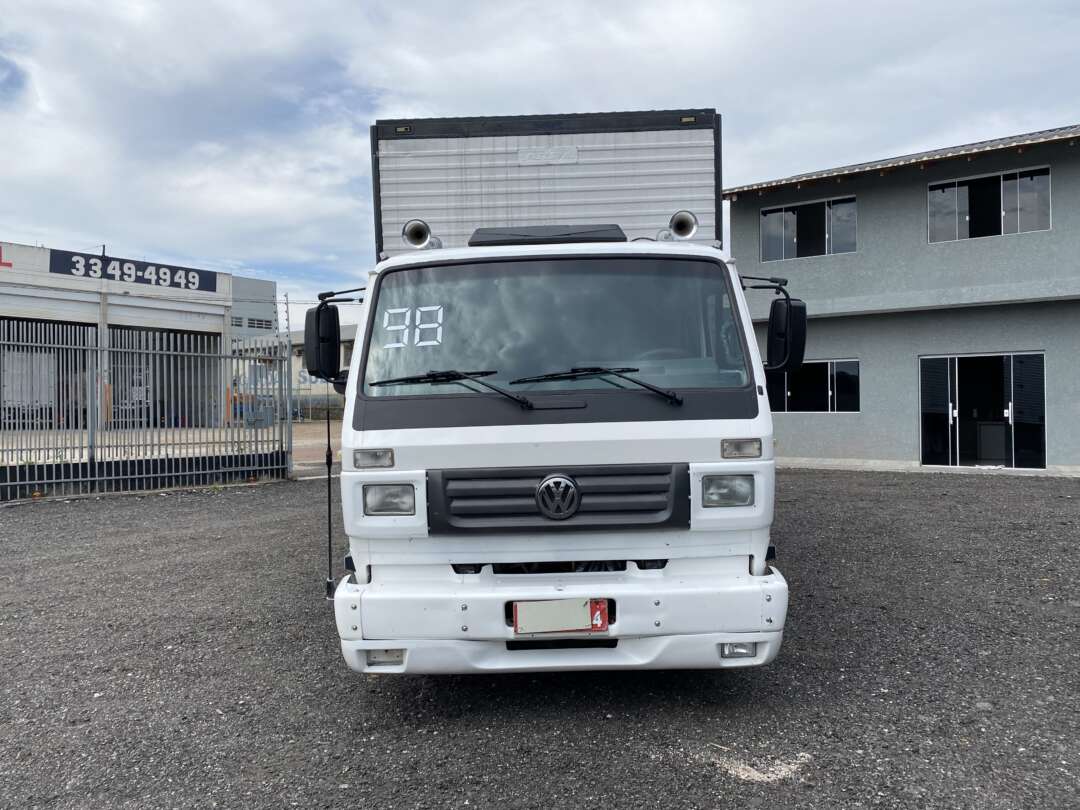 Caminhão VOLKSWAGEN VW 8100 Baú Furgão ANO 1998 de Oto Junior Caminhões no Paraná