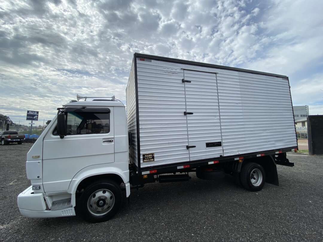 Caminhão VOLKSWAGEN VW 8100 Baú Furgão ANO 1998 de Oto Junior Caminhões no Paraná