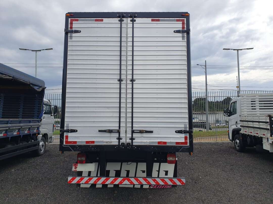 Caminhão VOLKSWAGEN VW 8100 Baú Furgão ANO 1998 de Oto Junior Caminhões no Paraná