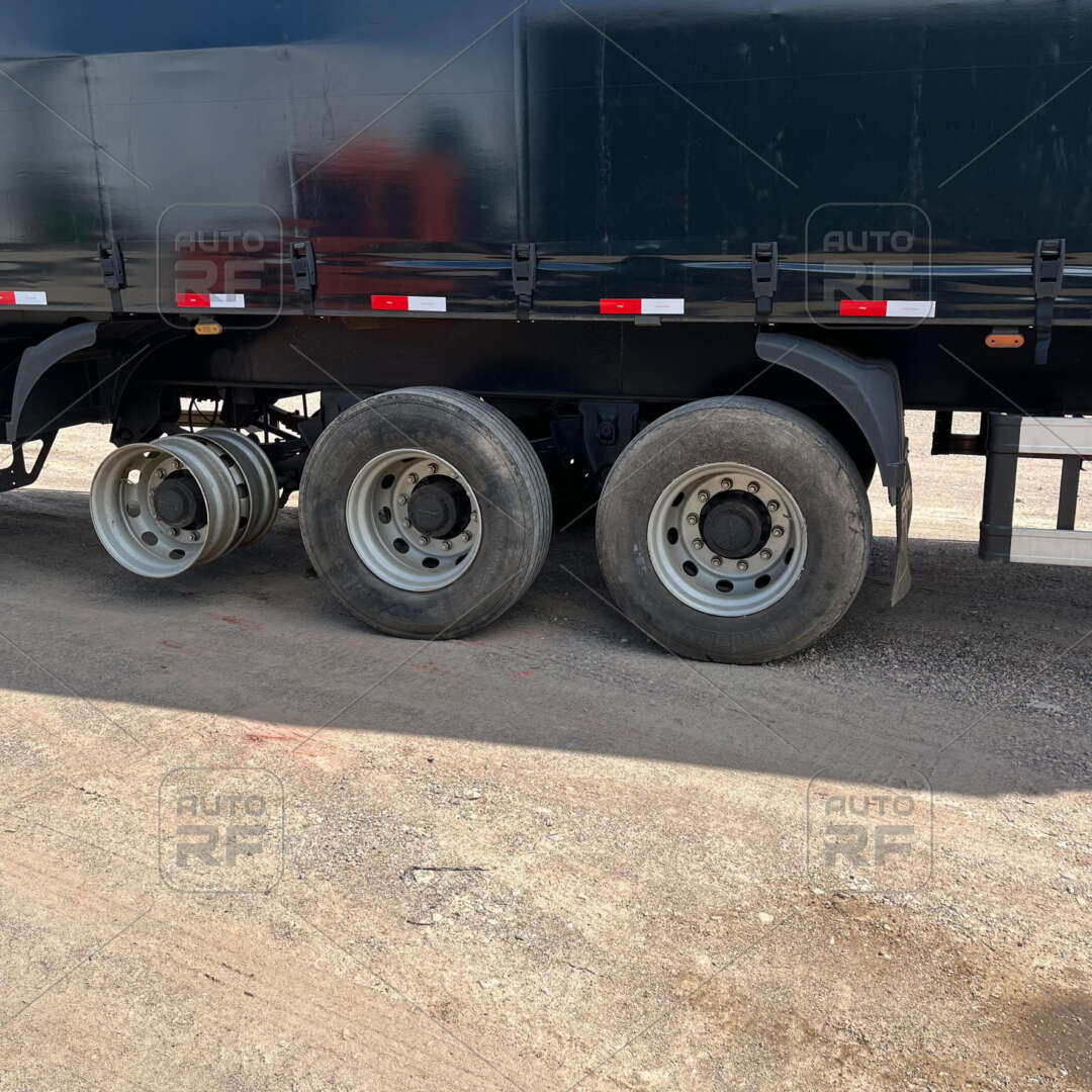 Carreta SEMI-REBOQUE BAU SIDER Facchini ANO 2013 3 Eixos de Auto RF Curitiba PR no Paraná