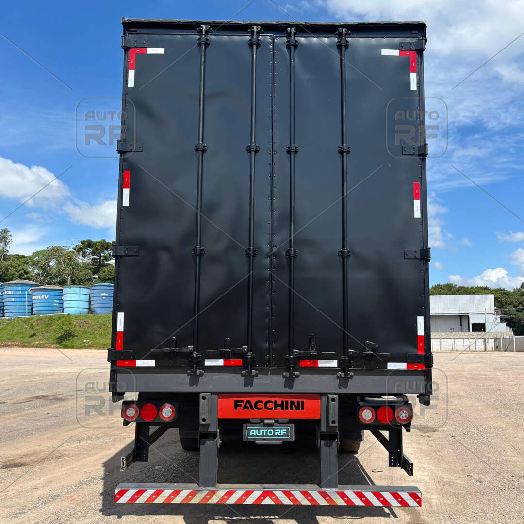 Carreta SEMI-REBOQUE BAU SIDER Facchini ANO 2013 3 Eixos de Auto RF Curitiba PR no Paraná