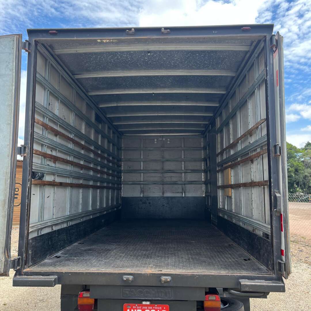 Caminhão FORD CARGO 815 Baú Furgão ANO 2005 de Auto RF Curitiba PR no Paraná