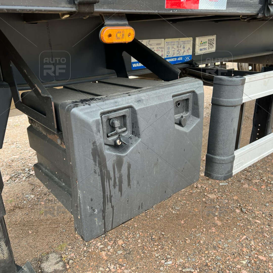 Carreta SEMI-REBOQUE BAU SIDER Facchini ANO 2018 3 Eixos de Auto RF Curitiba PR no Paraná