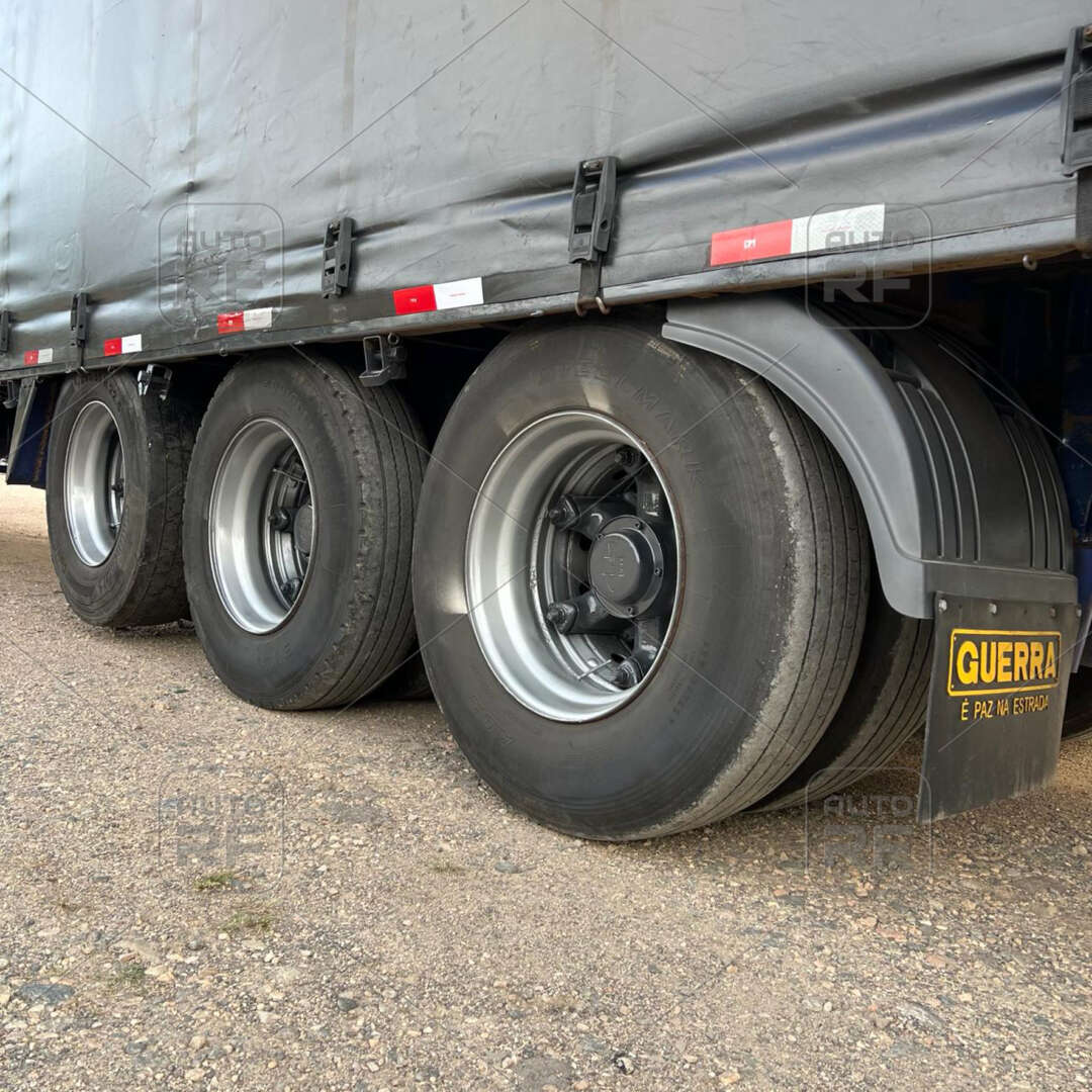 Carreta SEMI-REBOQUE BAU SIDER Guerra ANO 2005 3 Eixos de Auto RF Curitiba PR no Paraná