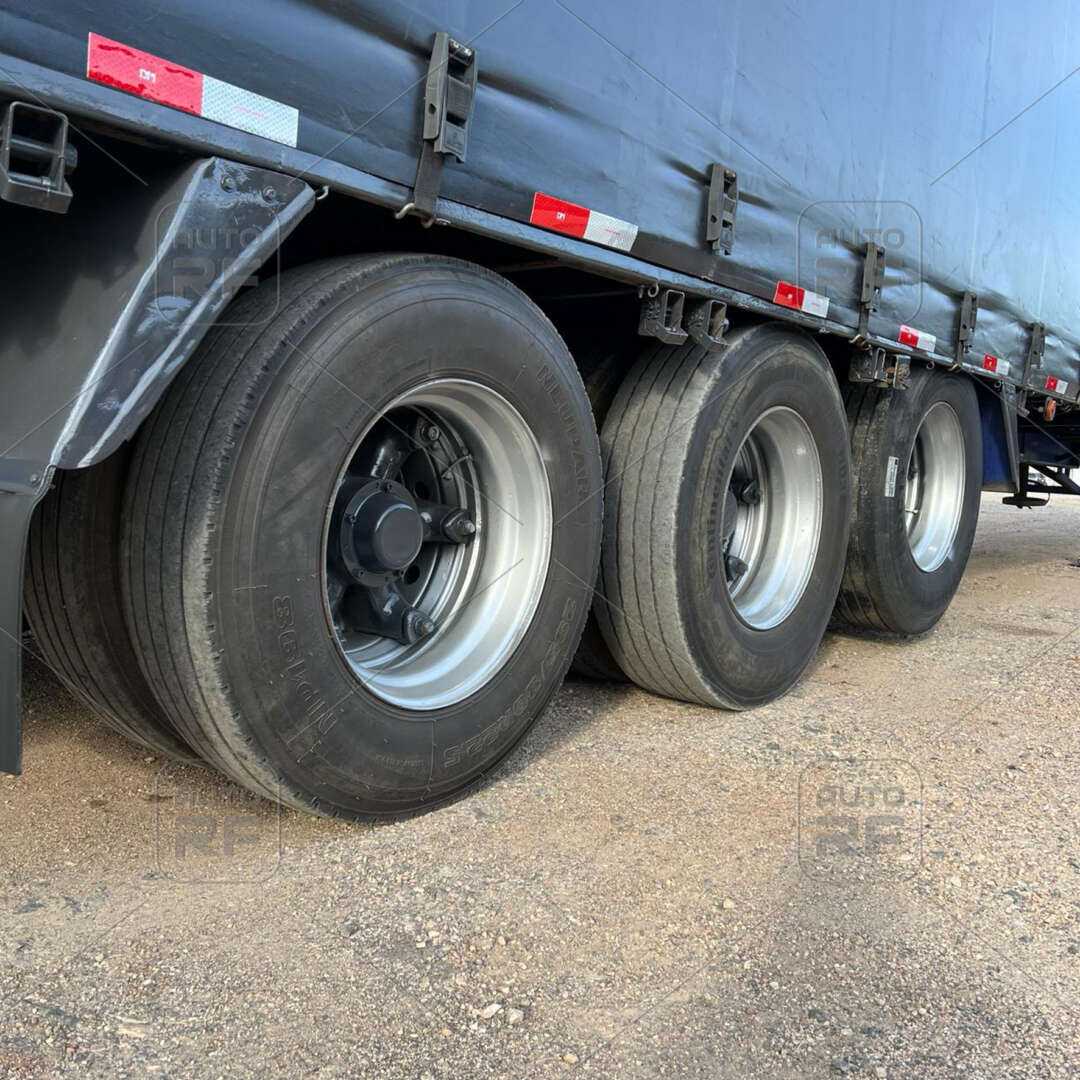 Carreta SEMI-REBOQUE BAU SIDER Guerra ANO 2005 3 Eixos de Auto RF Curitiba PR no Paraná