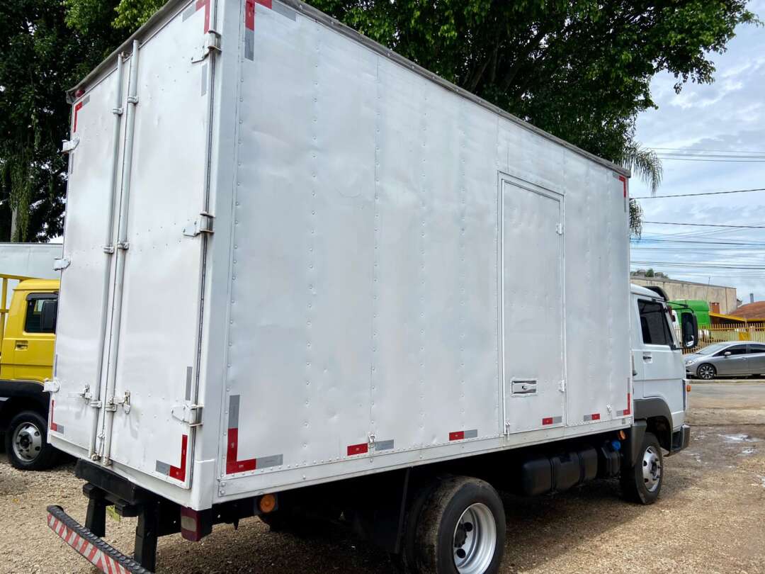 Caminhão VOLKSWAGEN VW 10160 Baú Furgão ANO 2015 de Peregrino Caminhões no Paraná