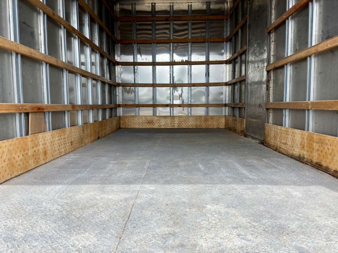 Caminhão VOLKSWAGEN VW 10160 Baú Furgão ANO 2015 de Peregrino Caminhões no Paraná