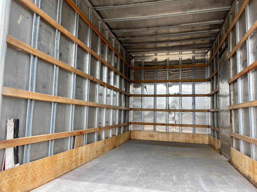 Caminhão VOLKSWAGEN VW 10160 Baú Furgão ANO 2015 de Peregrino Caminhões no Paraná