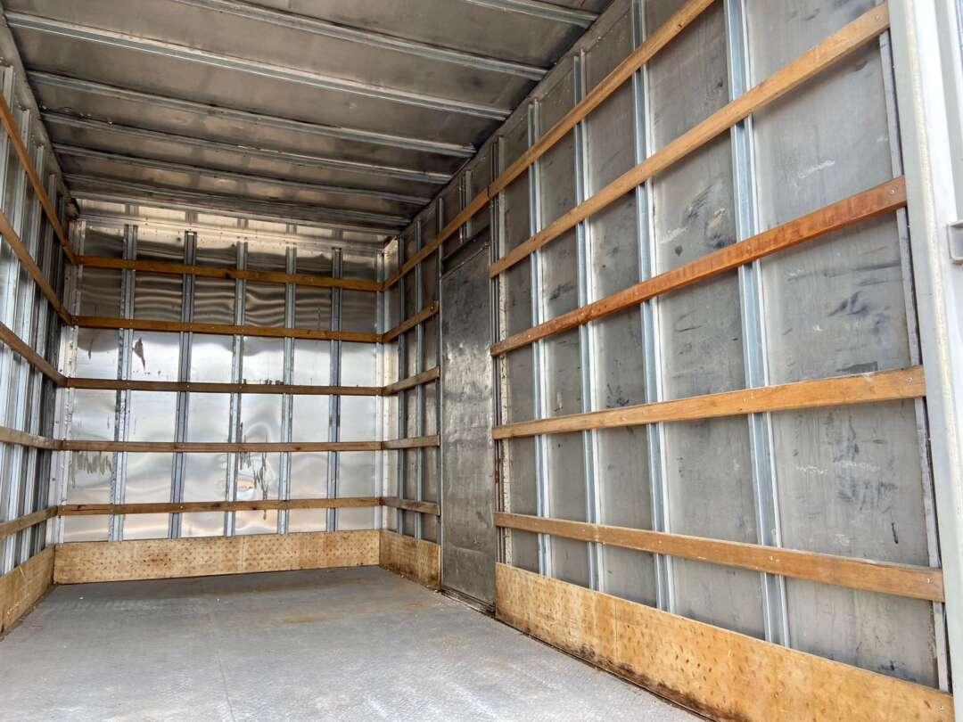 Caminhão VOLKSWAGEN VW 10160 Baú Furgão ANO 2015 de Peregrino Caminhões no Paraná