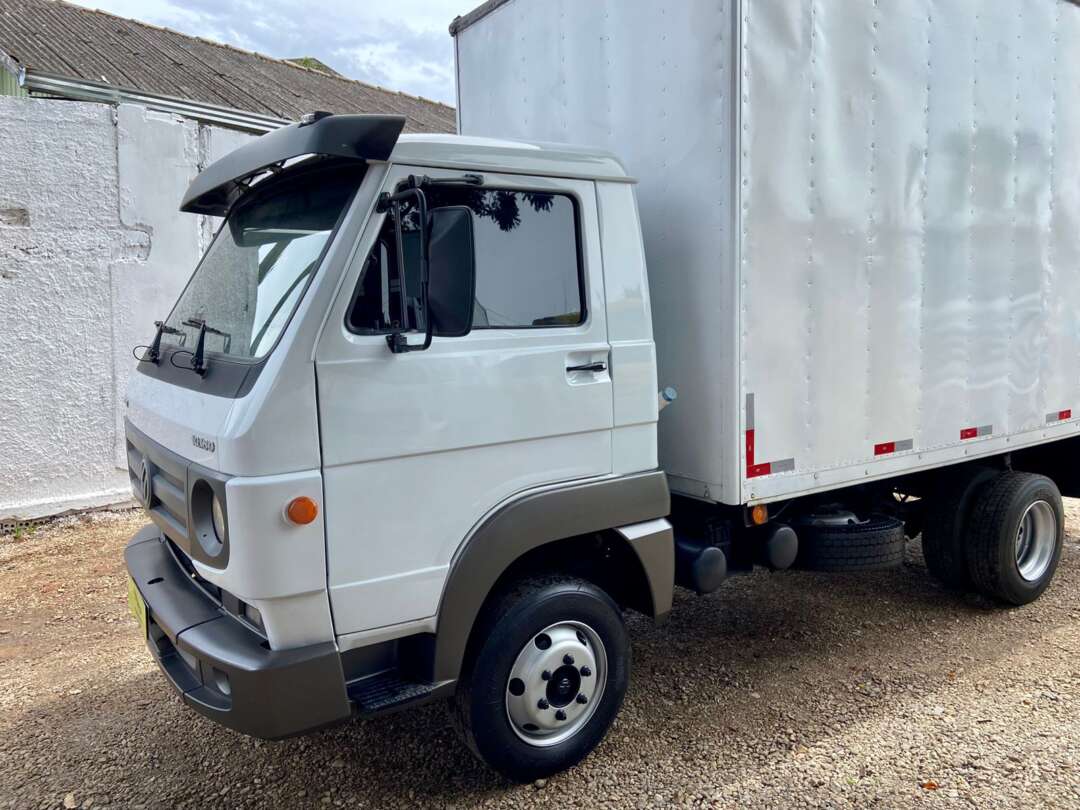 Caminhão VOLKSWAGEN VW 10160 Baú Furgão ANO 2015 de Peregrino Caminhões no Paraná