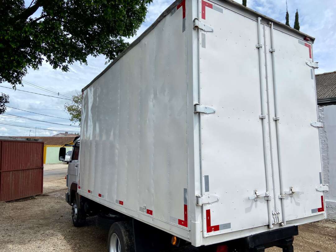 Caminhão VOLKSWAGEN VW 10160 Baú Furgão ANO 2015 de Peregrino Caminhões no Paraná