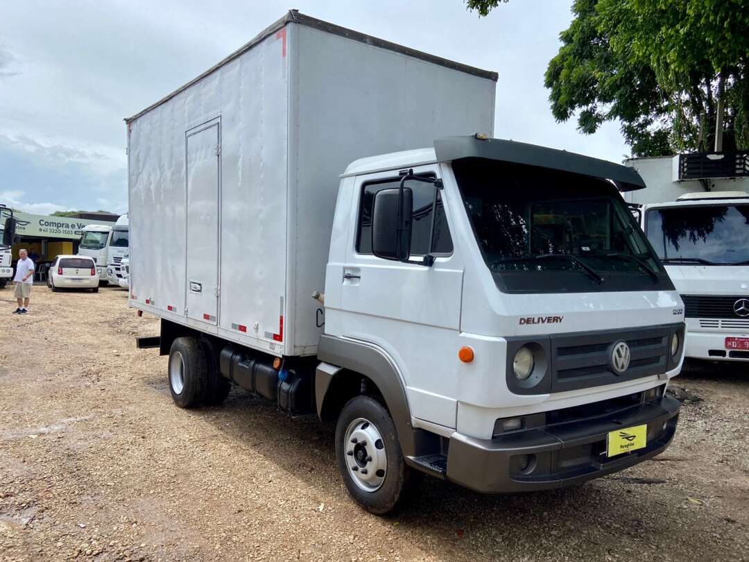 Caminhão VOLKSWAGEN VW 10160 Baú Furgão ANO 2015 de Peregrino Caminhões no Paraná