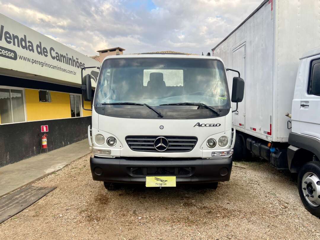 Caminhão MERCEDES BENZ MB 915 Chassis ANO 2012 de Peregrino Caminhões no Paraná