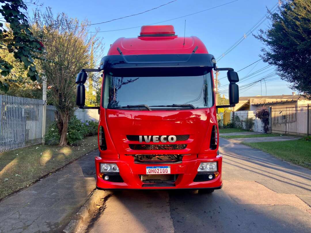 Caminhão IVECO TECTOR 240E28 Carga Seca ANO 2014 de Peregrino Caminhões no Paraná