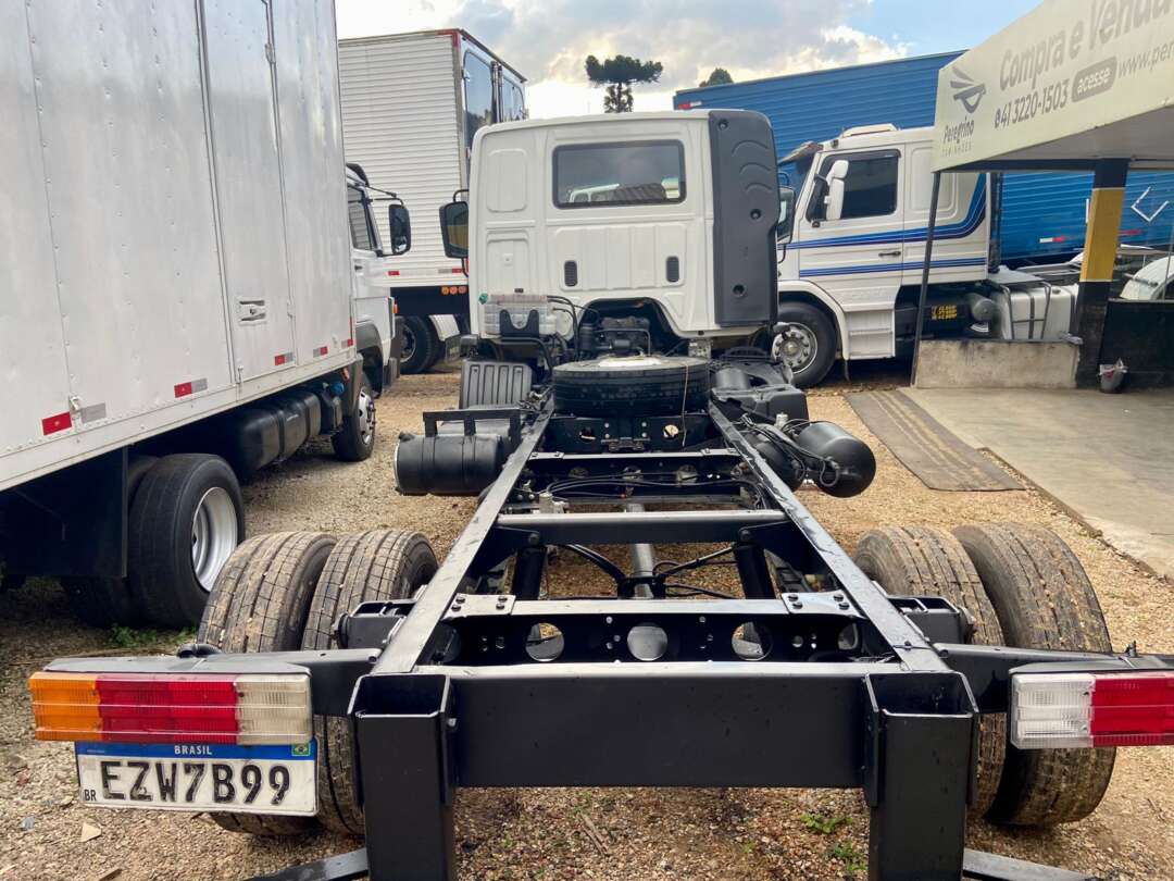 Caminhão MERCEDES BENZ MB 915 Chassis ANO 2012 de Peregrino Caminhões no Paraná