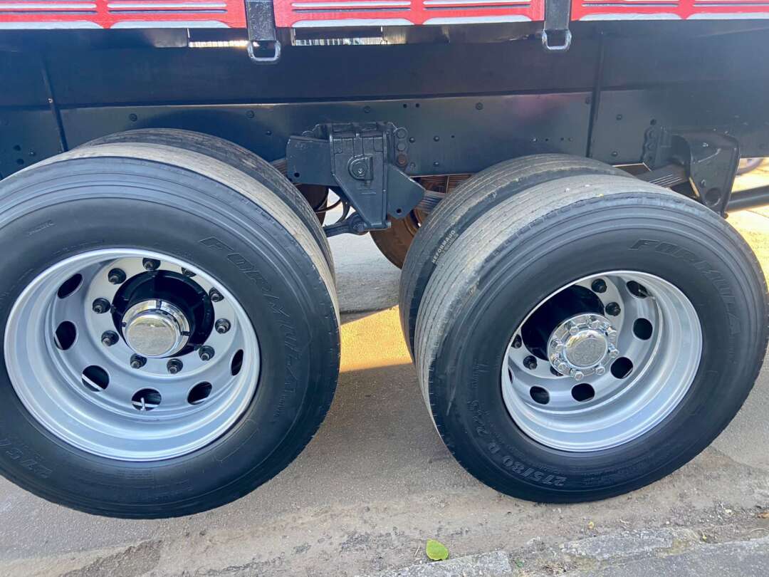 Caminhão IVECO TECTOR 240E28 Carga Seca ANO 2014 de Peregrino Caminhões no Paraná