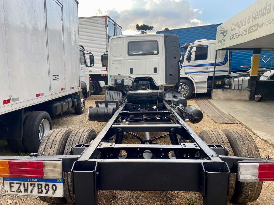 Caminhão MERCEDES BENZ MB 915 Chassis ANO 2012 de Peregrino Caminhões no Paraná