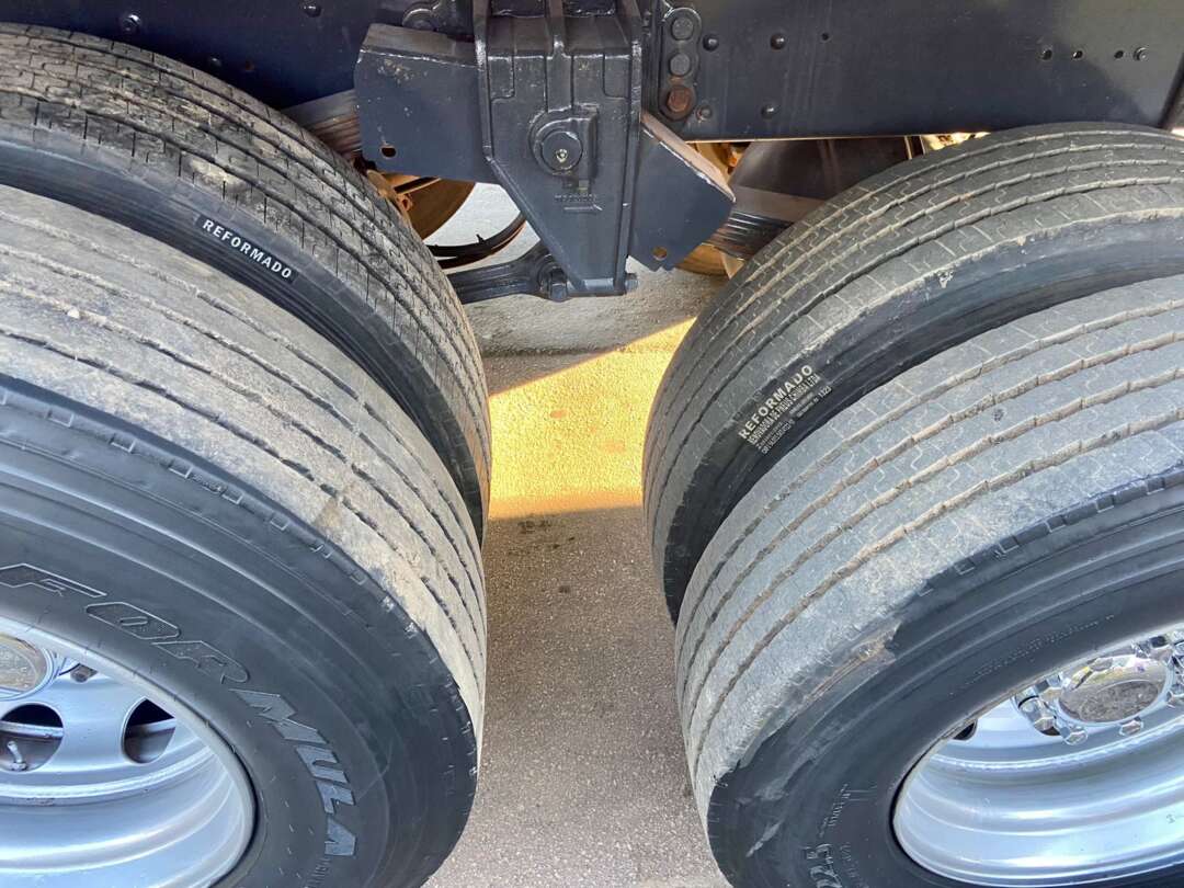 Caminhão IVECO TECTOR 240E28 Carga Seca ANO 2014 de Peregrino Caminhões no Paraná