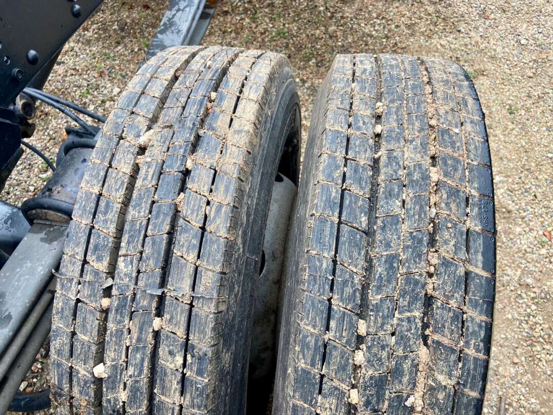 Caminhão MERCEDES BENZ MB 915 Chassis ANO 2012 de Peregrino Caminhões no Paraná