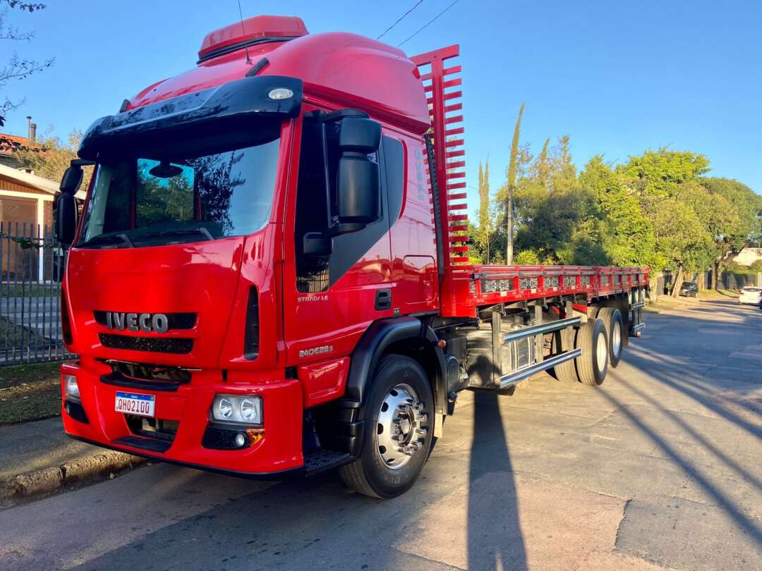 Caminhão IVECO TECTOR 240E28 Carga Seca ANO 2014 de Peregrino Caminhões no Paraná