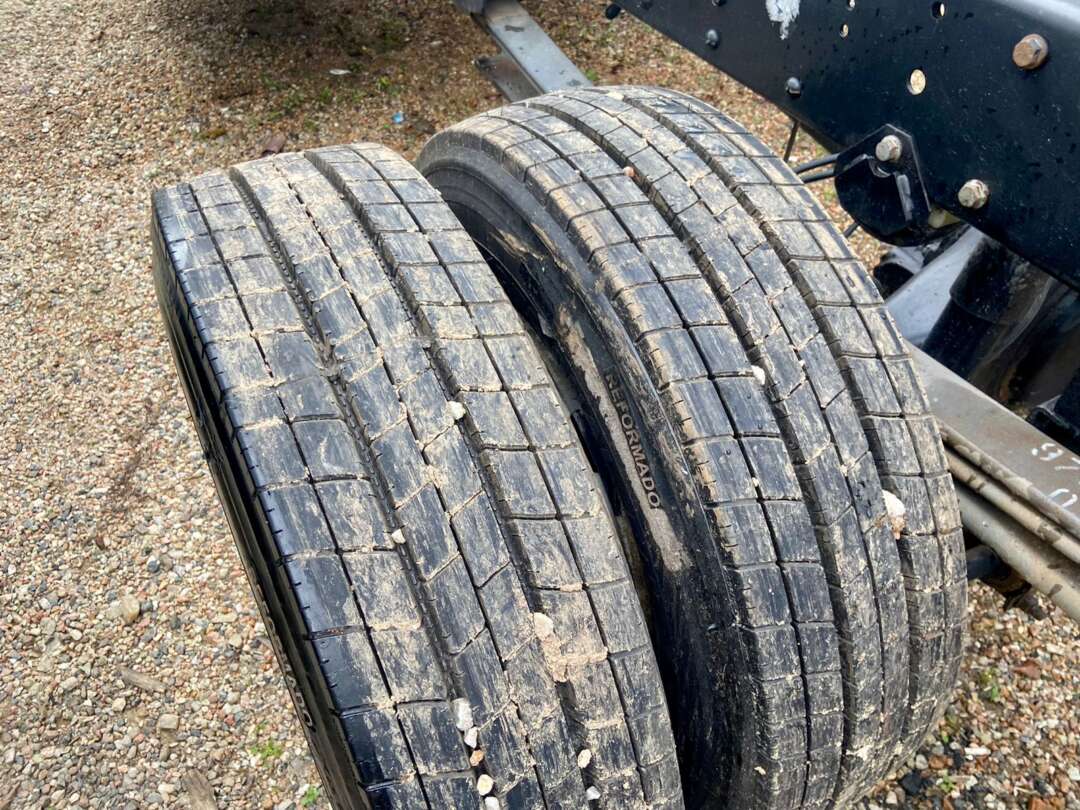 Caminhão MERCEDES BENZ MB 915 Chassis ANO 2012 de Peregrino Caminhões no Paraná