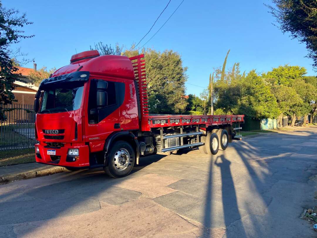 Caminhão IVECO TECTOR 240E28 Carga Seca ANO 2014 de Peregrino Caminhões no Paraná
