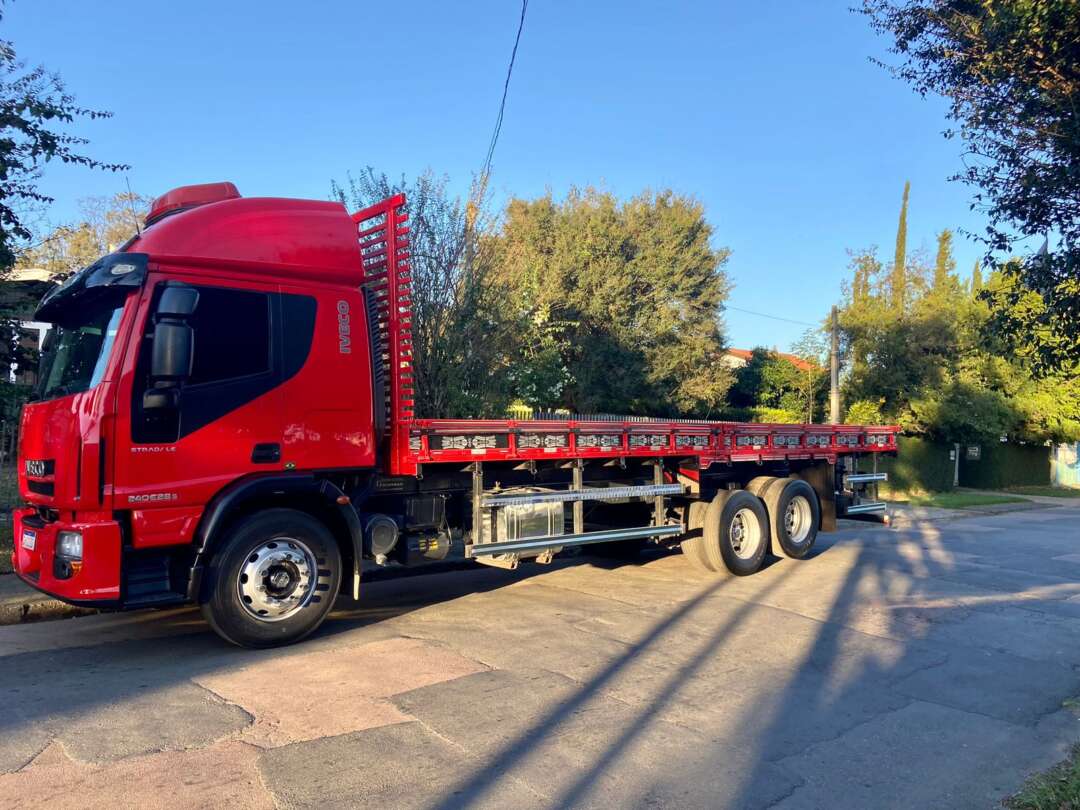 Caminhão IVECO TECTOR 240E28 Carga Seca ANO 2014 de Peregrino Caminhões no Paraná