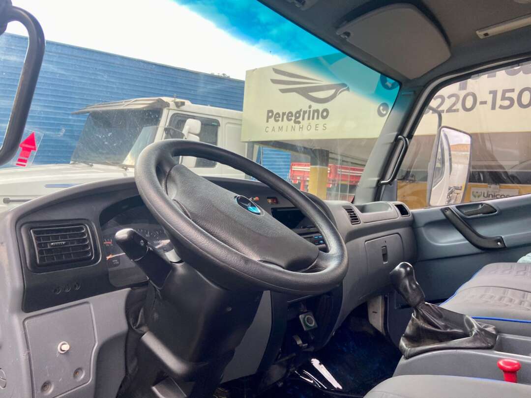 Caminhão MERCEDES BENZ MB 915 Chassis ANO 2012 de Peregrino Caminhões no Paraná