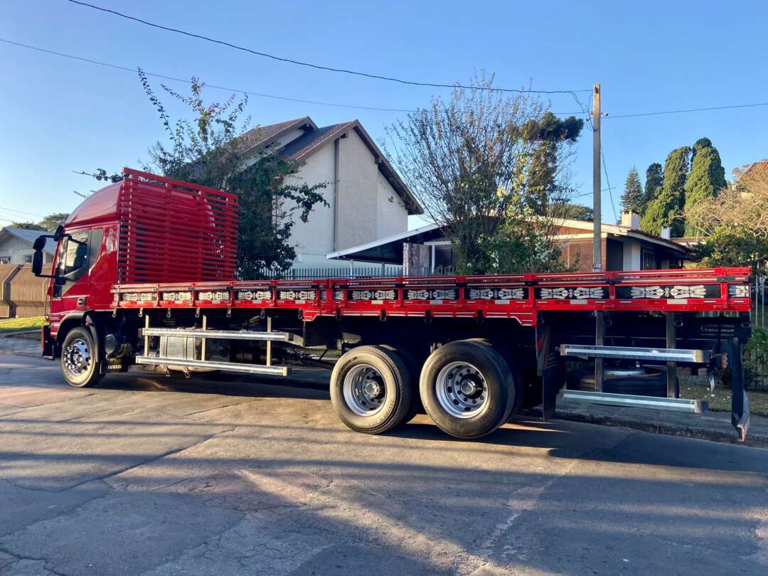 Caminhão IVECO TECTOR 240E28 Carga Seca ANO 2014 de Peregrino Caminhões no Paraná