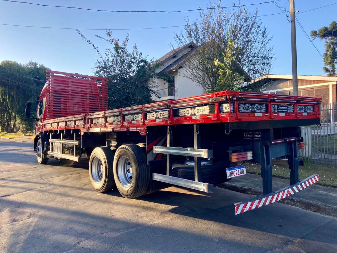 Caminhão IVECO TECTOR 240E28 Carga Seca ANO 2014 de Peregrino Caminhões no Paraná