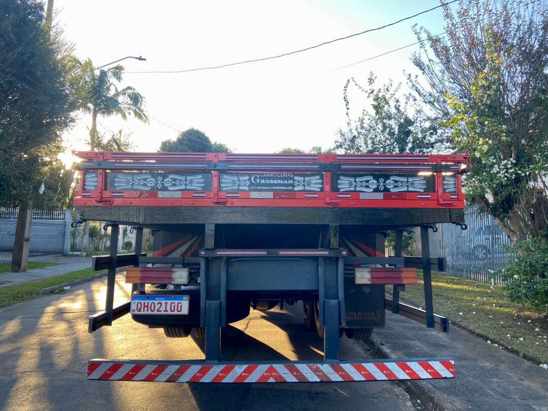 Caminhão IVECO TECTOR 240E28 Carga Seca ANO 2014 de Peregrino Caminhões no Paraná