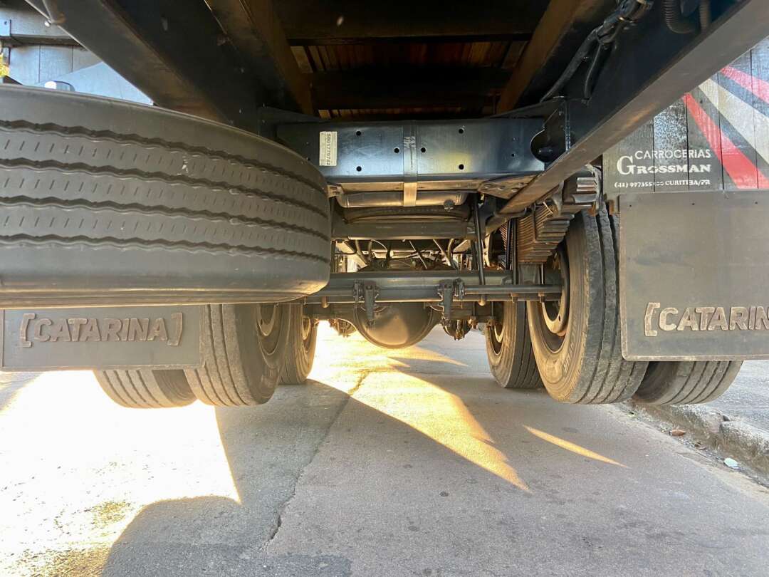 Caminhão IVECO TECTOR 240E28 Carga Seca ANO 2014 de Peregrino Caminhões no Paraná