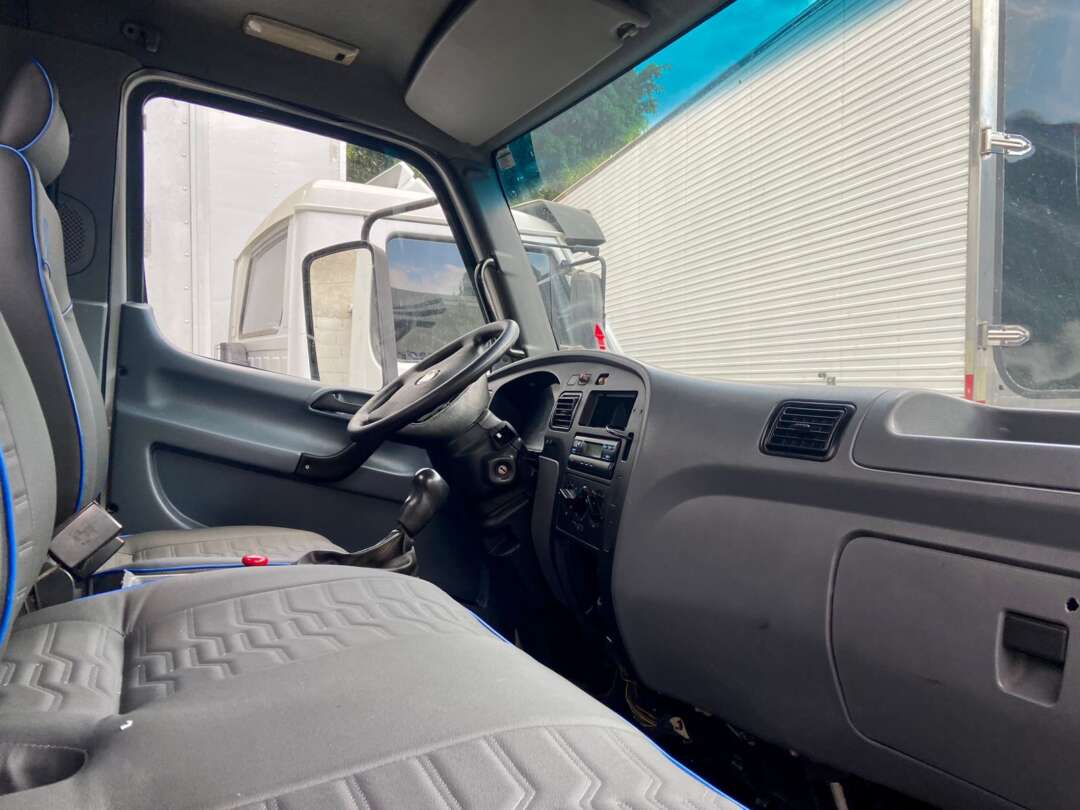 Caminhão MERCEDES BENZ MB 915 Chassis ANO 2012 de Peregrino Caminhões no Paraná