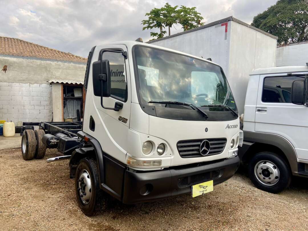 Caminhão MERCEDES BENZ MB 915 Chassis ANO 2012 de Peregrino Caminhões no Paraná