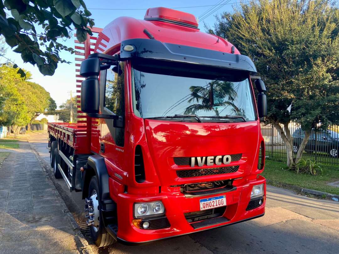 Caminhão IVECO TECTOR 240E28 Carga Seca ANO 2014 de Peregrino Caminhões no Paraná