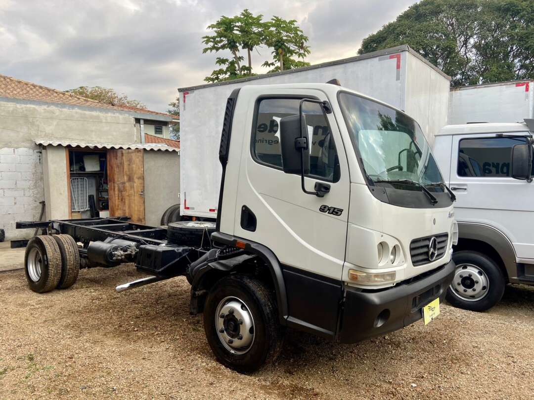 Caminhão MERCEDES BENZ MB 915 Chassis ANO 2012 de Peregrino Caminhões no Paraná