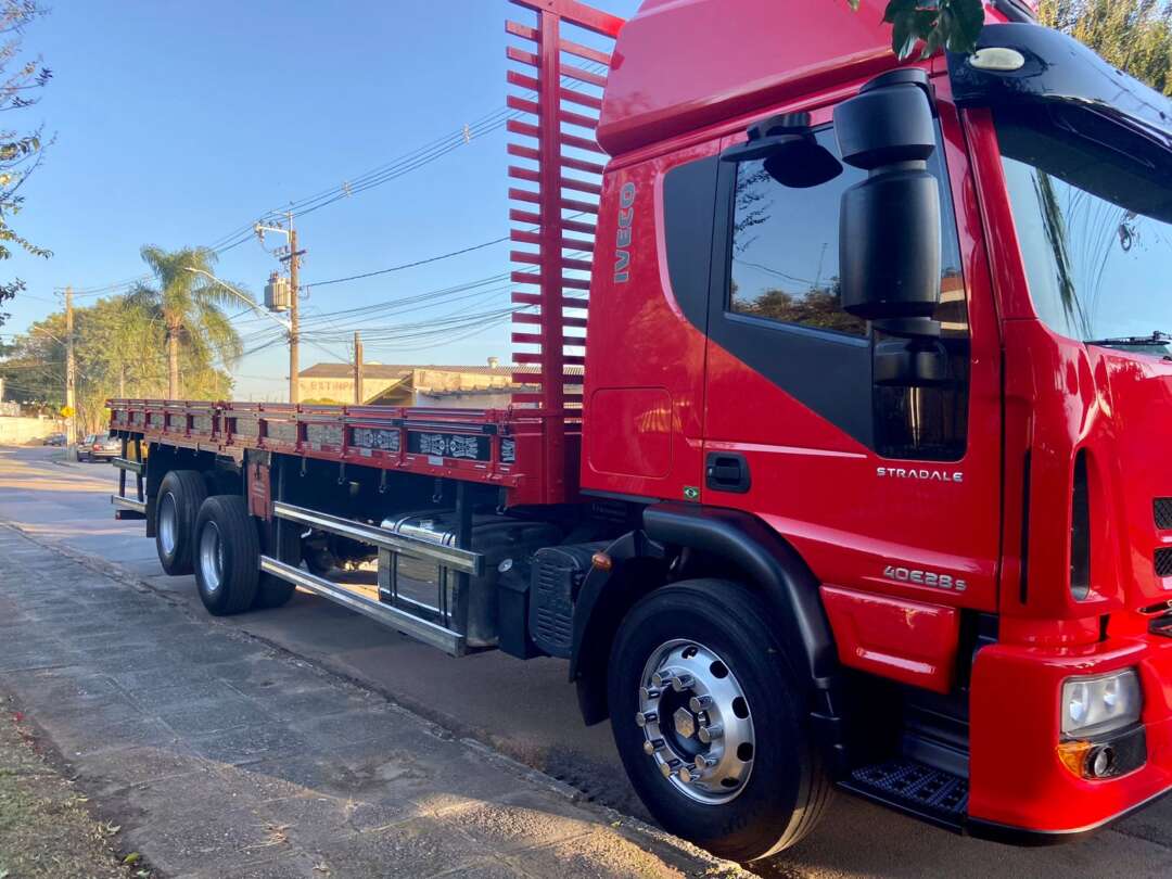Caminhão IVECO TECTOR 240E28 Carga Seca ANO 2014 de Peregrino Caminhões no Paraná
