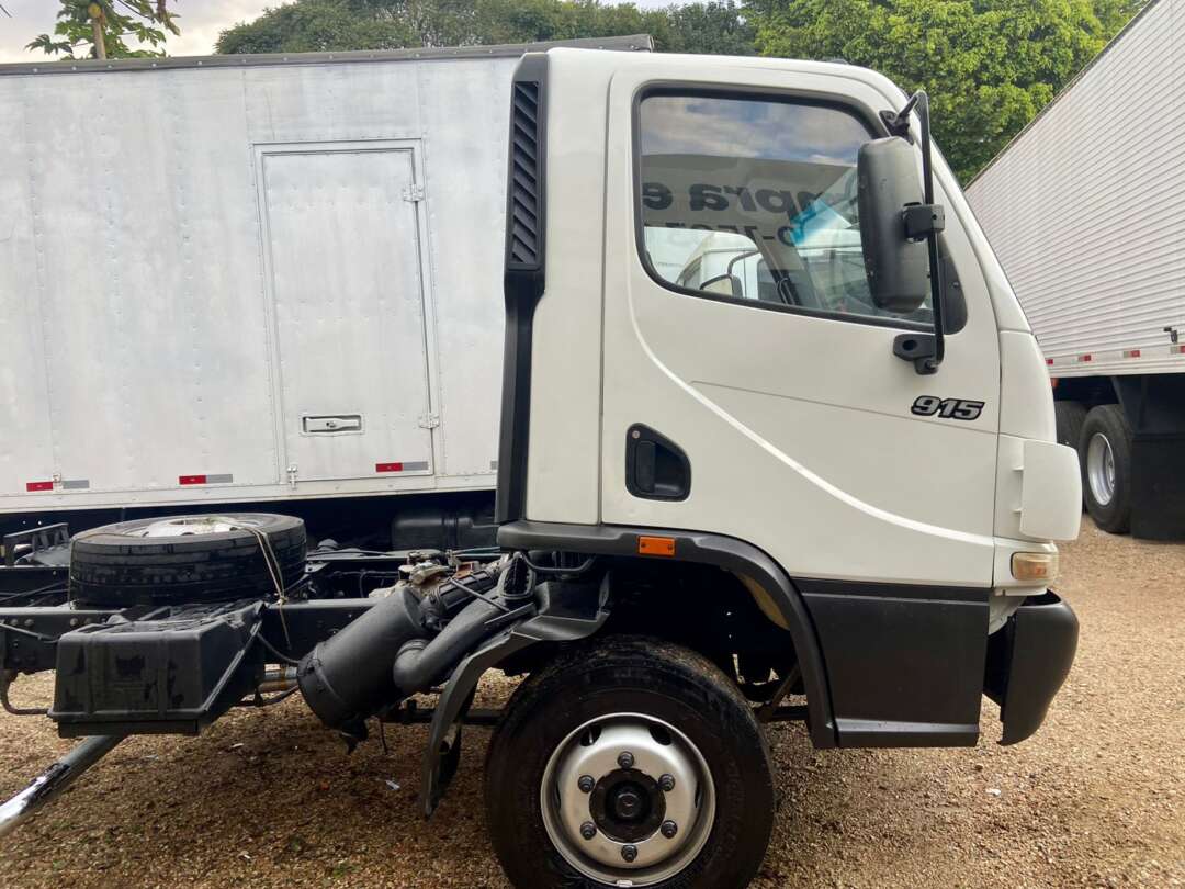 Caminhão MERCEDES BENZ MB 915 Chassis ANO 2012 de Peregrino Caminhões no Paraná