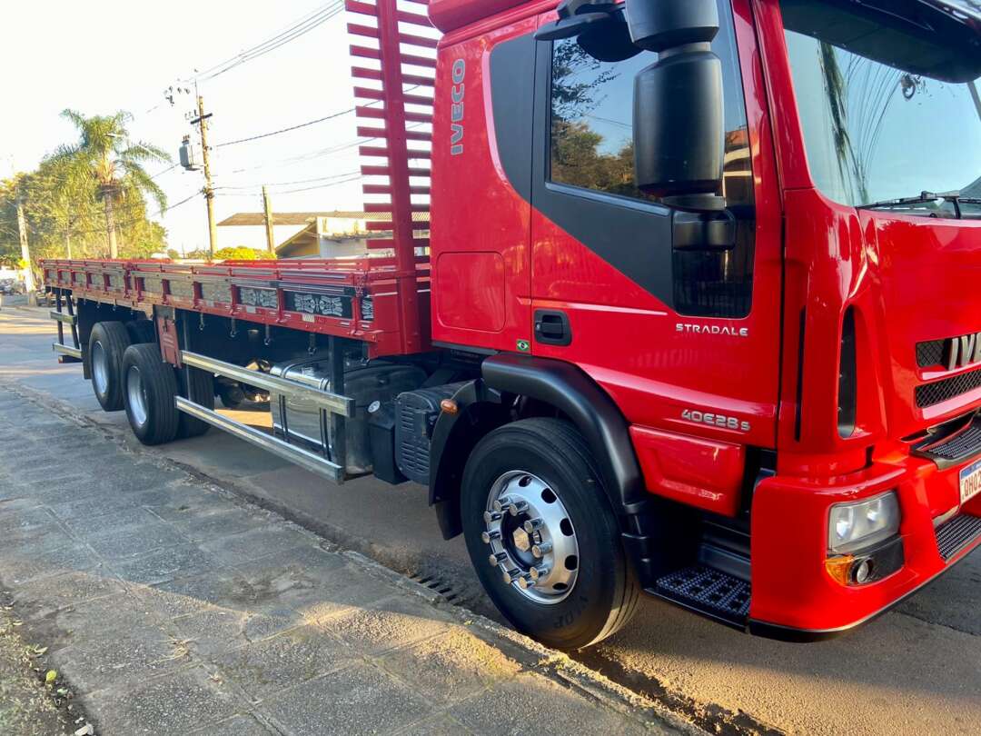 Caminhão IVECO TECTOR 240E28 Carga Seca ANO 2014 de Peregrino Caminhões no Paraná