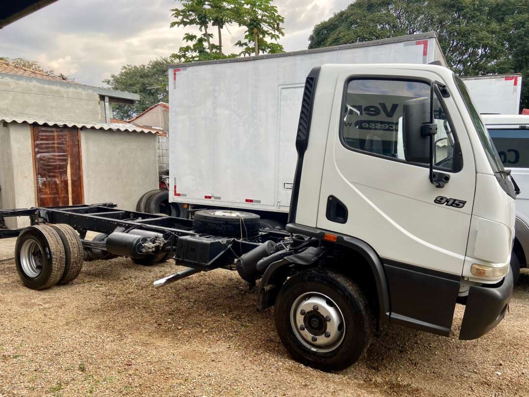 Caminhão MERCEDES BENZ MB 915 Chassis ANO 2012 de Peregrino Caminhões no Paraná