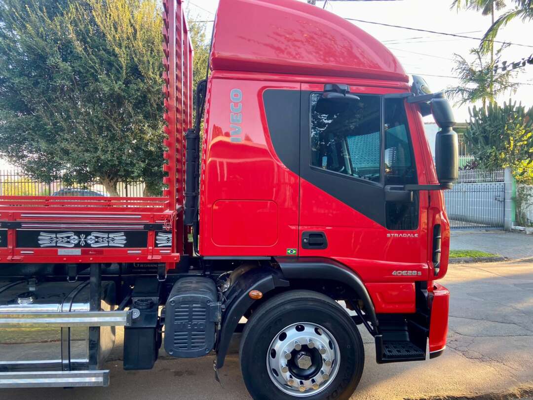Caminhão IVECO TECTOR 240E28 Carga Seca ANO 2014 de Peregrino Caminhões no Paraná