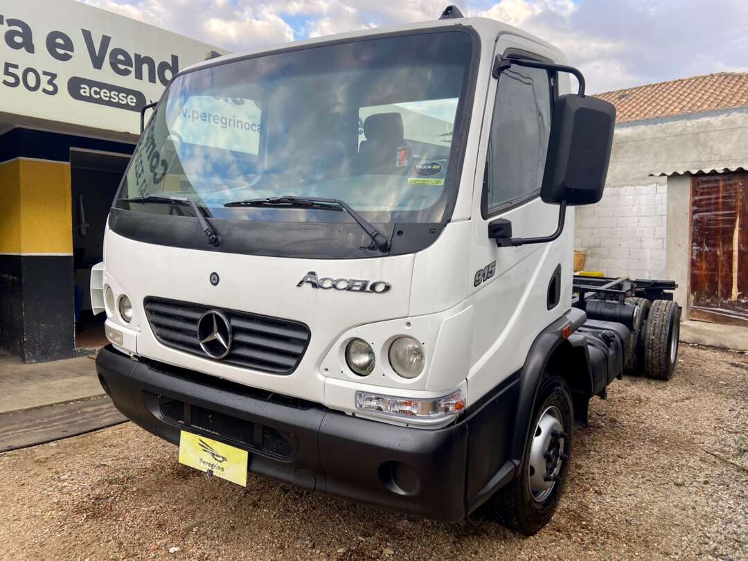 Caminhão MERCEDES BENZ MB 915 Chassis ANO 2012 de Peregrino Caminhões no Paraná