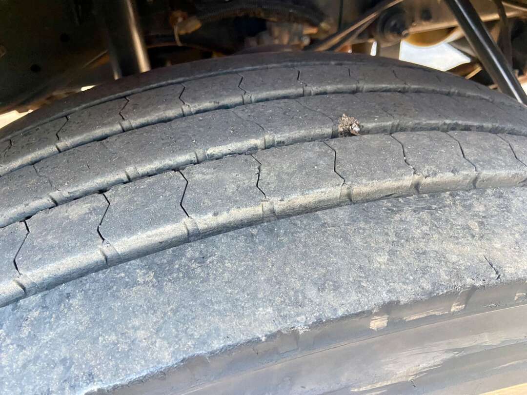 Caminhão IVECO TECTOR 240E28 Carga Seca ANO 2014 de Peregrino Caminhões no Paraná