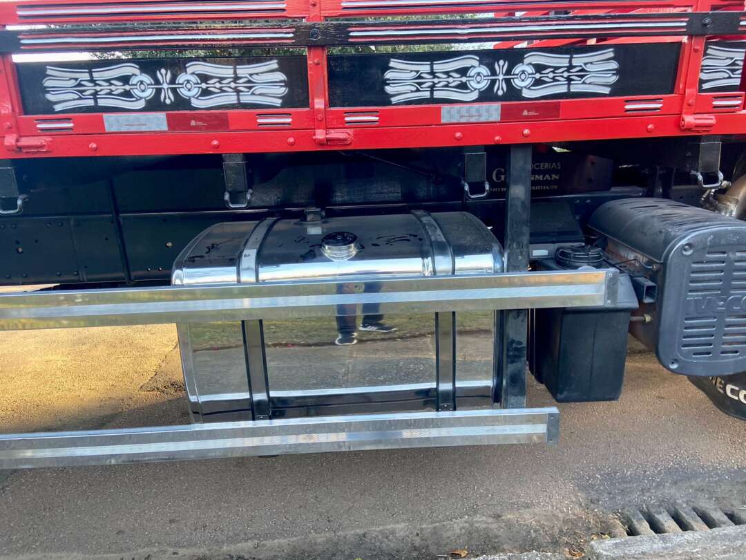 Caminhão IVECO TECTOR 240E28 Carga Seca ANO 2014 de Peregrino Caminhões no Paraná