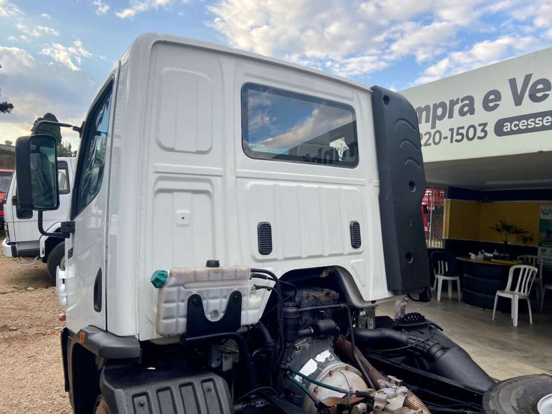 Caminhão MERCEDES BENZ MB 915 Chassis ANO 2012 de Peregrino Caminhões no Paraná