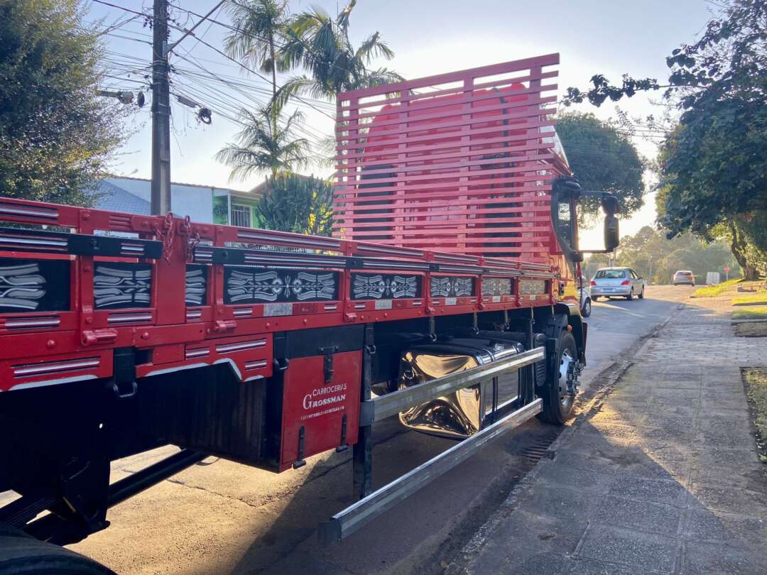 Caminhão IVECO TECTOR 240E28 Carga Seca ANO 2014 de Peregrino Caminhões no Paraná