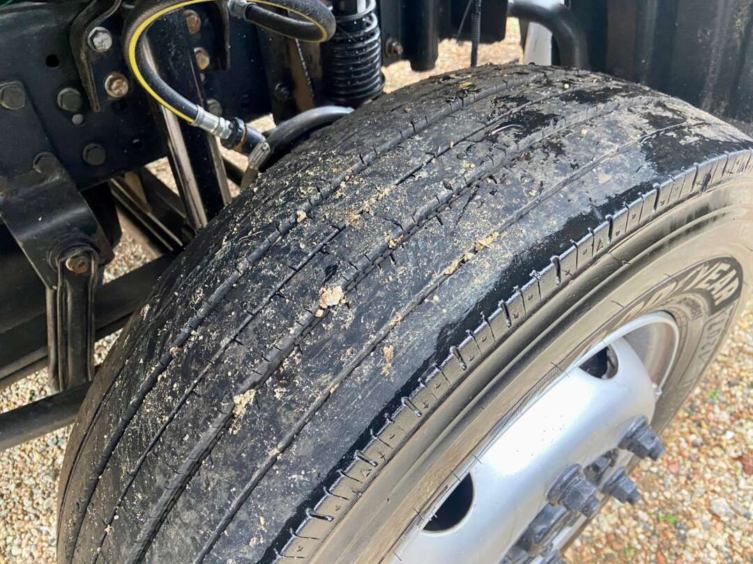 Caminhão MERCEDES BENZ MB 915 Chassis ANO 2012 de Peregrino Caminhões no Paraná