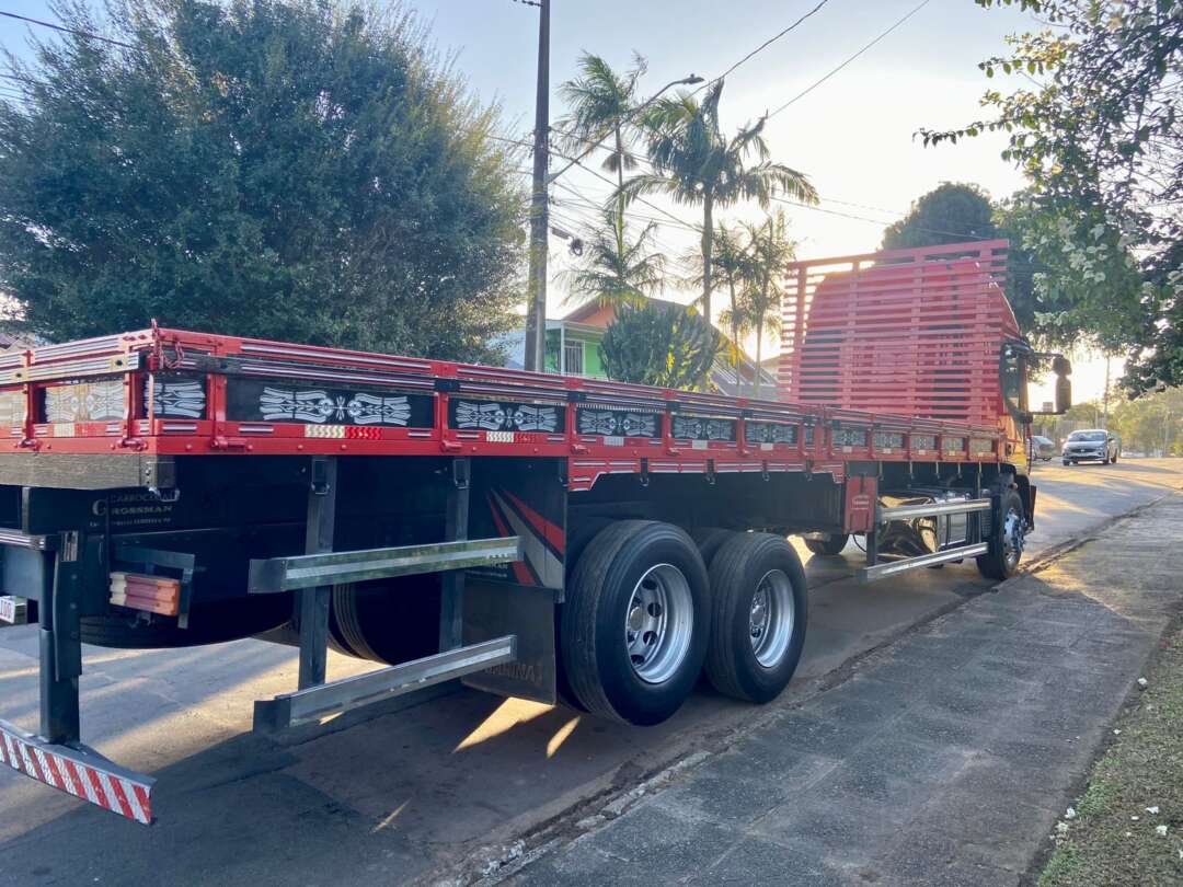 Caminhão IVECO TECTOR 240E28 Carga Seca ANO 2014 de Peregrino Caminhões no Paraná